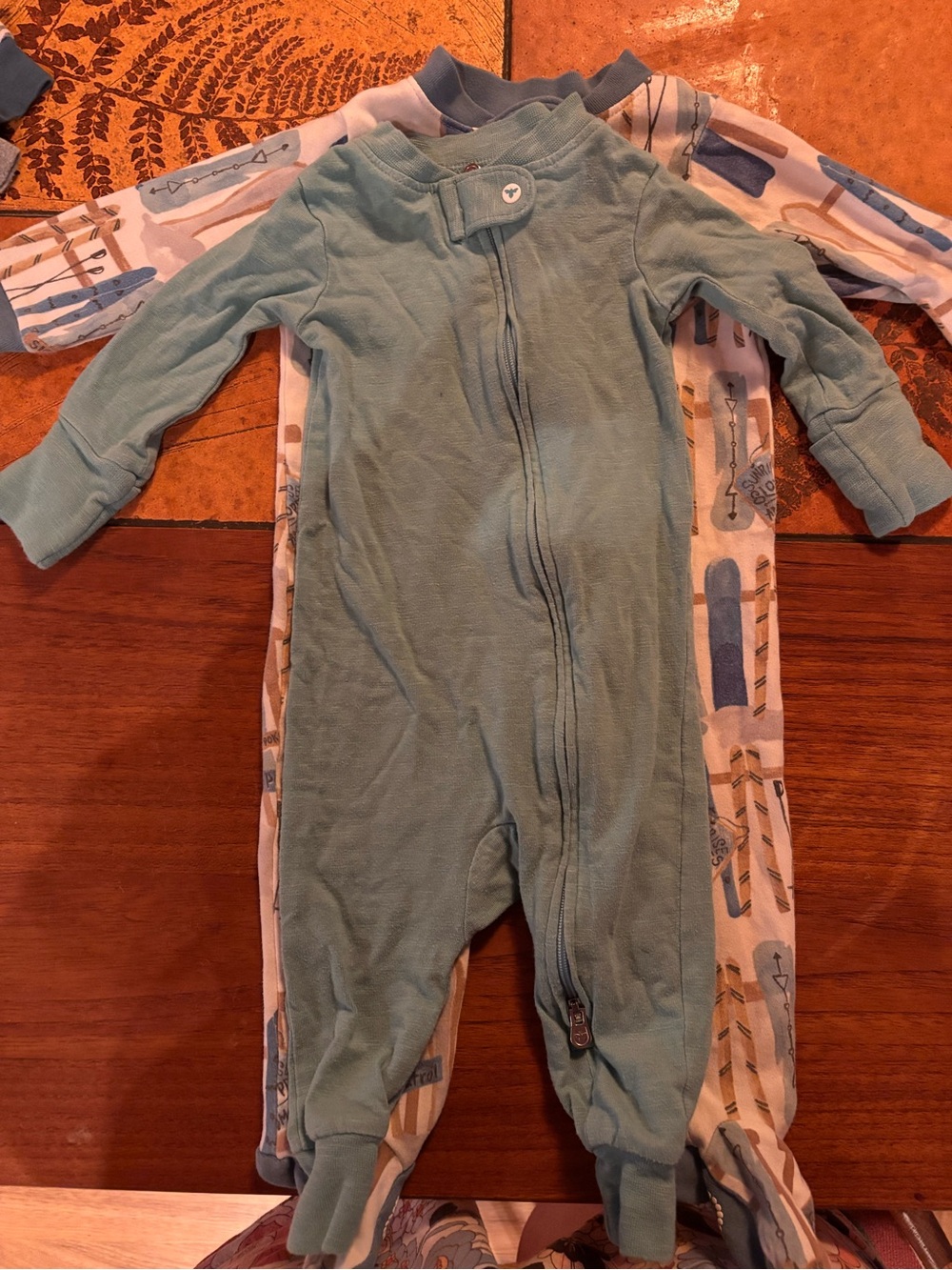 Burts bee baby 6-9 month bundle 1 honeysoft and 1 relaxed fit